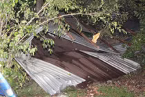 Nhiều căn nhà tốc mái vì dông lốc giữa mùa khô ở Sài Gòn