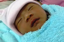 Xót xa cảnh bé sơ sinh “đếm từng giờ” được ở bên mẹ