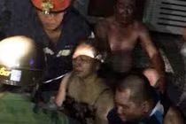 Ấn tượng hình ảnh cảnh sát cứu nhiều người giữa đêm ở Sài Gòn