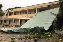 Mưa dông kinh hoàng ở Sài Gòn: Cây đổ, đường ngập, bay mái nhà