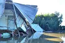 Cận cảnh tan hoang “hà bá” nuốt chửng 5 căn nhà ở Sài Gòn