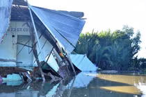 Cận cảnh tan hoang “hà bá” nuốt chửng 5 căn nhà ở Sài Gòn