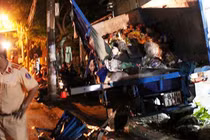 Hiện trường đáng sợ xe container húc xe chở rác lao vào nhà dân