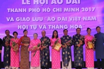 Lãnh đạo TP HCM trang trọng mặc áo dài dự lễ hội