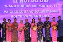 Lãnh đạo TP HCM trang trọng mặc áo dài dự lễ hội