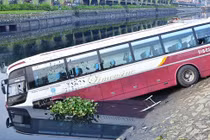 TP.HCM: Xe khách 50 chỗ lao thẳng xuống kênh Tàu Hủ - Bến Nghé