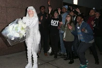 Lady Gaga hóa cô dâu quái dị