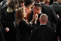 Angelina thắt lại nơ áo cho Prad Pitt trên thảm đỏ