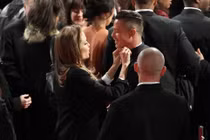 Angelina thắt lại nơ áo cho Prad Pitt trên thảm đỏ