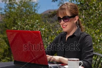 Mách bạn những chiêu tránh lóa cho màn hình PC ngoài trời