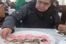 Hài hước ông già ăn gà xong lấy xương xếp hình người