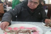 Hài hước ông già ăn gà xong lấy xương xếp hình người