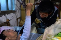 Xúc động chàng trai đưa cha bị liệt đến trường chăm sóc