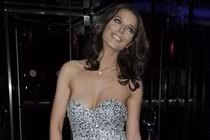 Siêu Wags Helen Flanagan suýt tuột áo lộ ngực