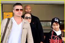 Gia đình Brad Pitt gây náo loạn tại sân bay
