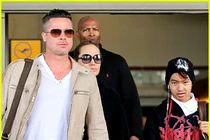 Gia đình Brad Pitt gây náo loạn tại sân bay