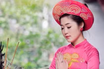 Giới trẻ lượt là áo dài khăn đóng chụp ảnh đón Tết