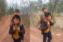 Cảm động cha cõng con tàn tật 30km đến trường mỗi ngày