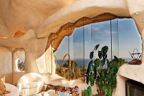 Ngỡ ngàng nhà đá tiền sử cực xa xỉ