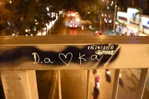 Giới trẻ nghiện bôi, vẽ ở nơi công cộng để tỏ tình