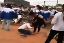 Nữ sinh Thái Nguyên bắt bạn quỳ, hành hung giữa đường