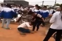 Nữ sinh Thái Nguyên bắt bạn quỳ, hành hung giữa đường