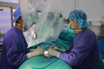 Bé trai buộc phải cắt bỏ tinh hoàn do sự chủ quan của gia đình