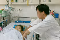 Bé gái 4 tuổi bị kéo lê trên đường gây lóc da và dập bộ phận sinh dục