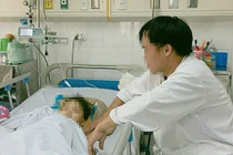 Bé gái 4 tuổi bị kéo lê trên đường gây lóc da và dập bộ phận sinh dục