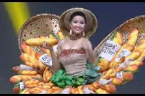 H'Hen Niê gây náo nhiệt Miss Universe 2018 bằng trang phục "bánh mì"