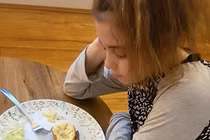 Bé gái "chết mòn" vì hội chứng không thể nhai thức ăn suốt 12 năm