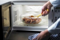  Sử dụng lò vi sóng có gây ung thư?