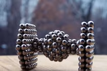 Bé gái thủng 4 chỗ trong ruột vì nuốt bi nam châm đồ chơi mẹ tặng