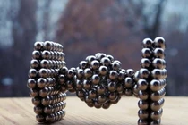 Bé gái thủng 4 chỗ trong ruột vì nuốt bi nam châm đồ chơi mẹ tặng