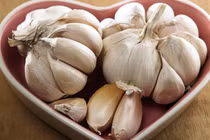 7 sự thật bất ngờ của việc ăn tỏi hàng ngày ai cũng cần biết
