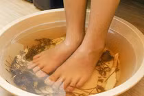 Ngâm chân nước nóng cho dễ ngủ, người phụ nữ 46 tuổi tử vong