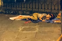 Rớt nước mắt bé gái nằm ngủ trên đường trong đêm Việt Nam thắng 