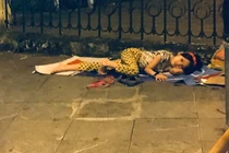 Rớt nước mắt bé gái nằm ngủ trên đường trong đêm Việt Nam thắng 