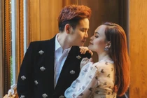 MC 'Hãy chọn giá đúng' ngọt ngào hôn vợ kỷ niệm 20 năm yêu