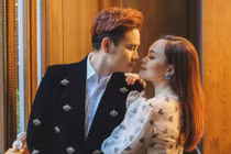 MC 'Hãy chọn giá đúng' ngọt ngào hôn vợ kỷ niệm 20 năm yêu