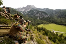 Cảnh tuyệt đẹp lính bắn tỉa NATO tập luyện trên núi cao