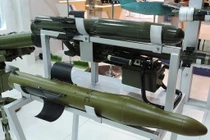 Ukraine trình làng tên lửa đa năng... xe tăng, trực thăng Nga "vỡ mặt"?