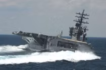 Tàu sân bay Lincoln của Mỹ từng bị 18 tàu chiến Iran "theo đuôi"?