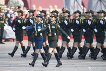 Hai nữ tướng Trung Quốc lần đầu xuất hiện dẫn binh diễu hành