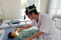 Bé trai bị nhỏ nhầm axit vào mũi