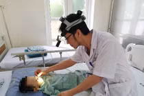 Bé trai bị nhỏ nhầm axit vào mũi