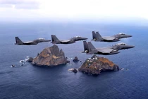 Máy bay F-15K Hàn Quốc lượn lờ quanh đảo tranh chấp, Nhật Bản tức giận