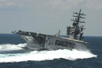 Tàu sân bay Lincoln của Mỹ từng bị 18 tàu chiến Iran "theo đuôi"?