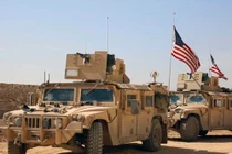 Đoàn xe tuần tra Mỹ "chết hụt" khi bị tấn công ở Syria 
