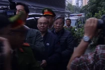 Hình ảnh áp giải ông Nguyễn Bắc Son, Trương Minh Tuấn và đồng phạm đến tòa